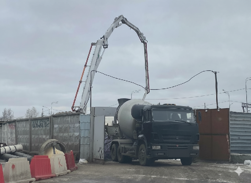 Заливка бетона с помощью автобетононасоса
